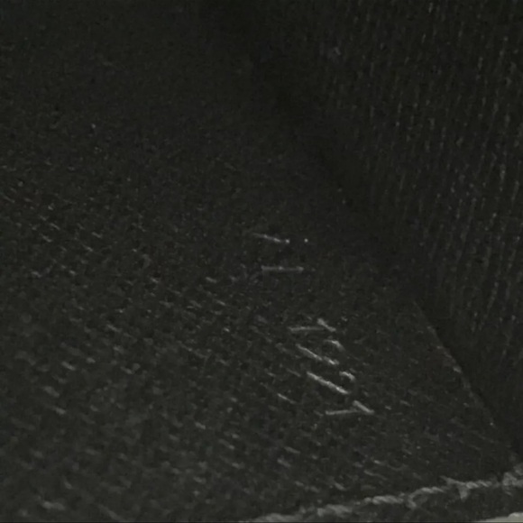 Authentic LOUIS VUITTON Chaillot Black Epi Leather Clutch Bag - Picture 14 of 14